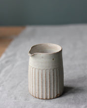 Load image into Gallery viewer, CARVED POURER