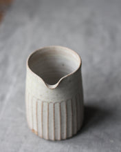 Load image into Gallery viewer, CARVED POURER